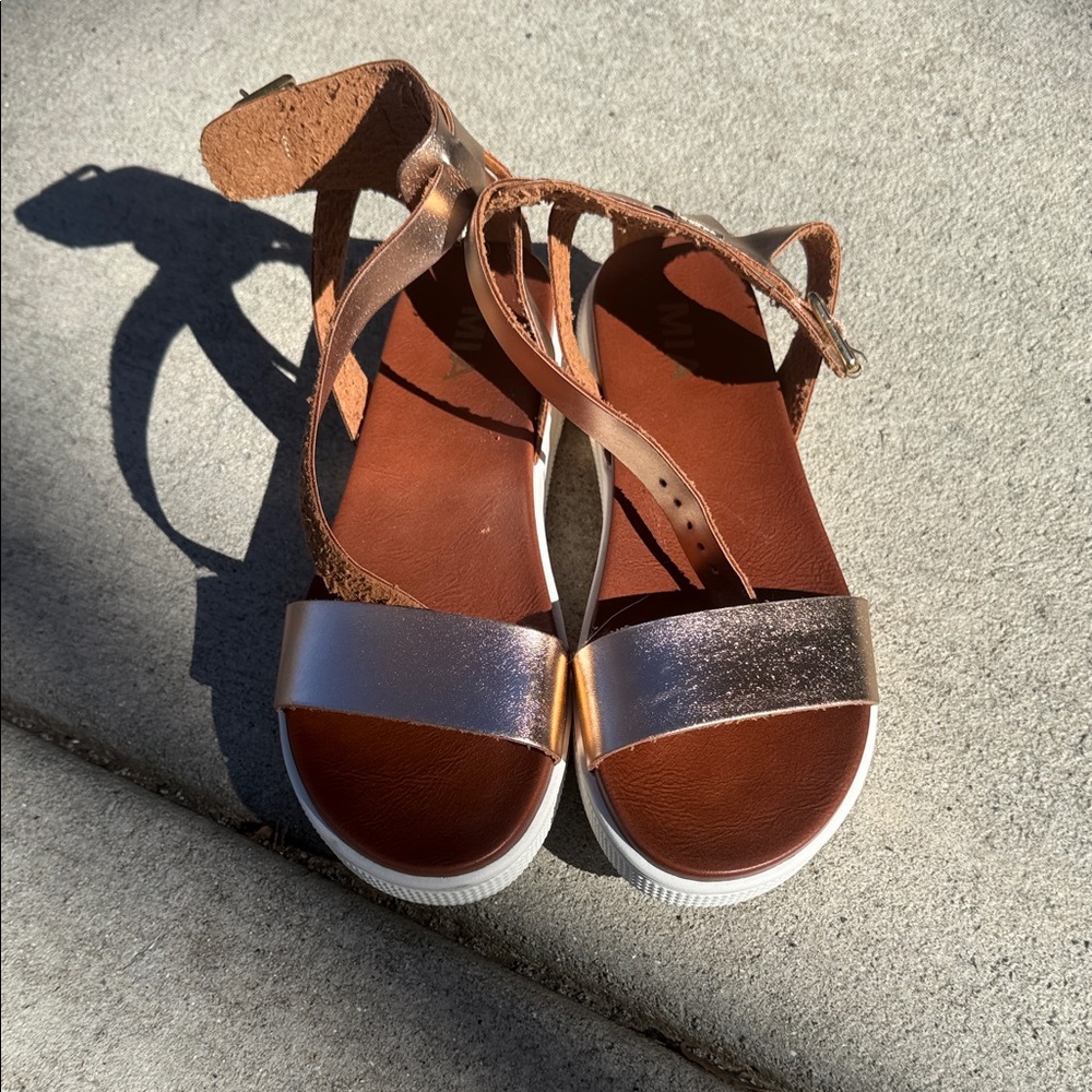 MIA Ellen Platform Sandals (Gold)